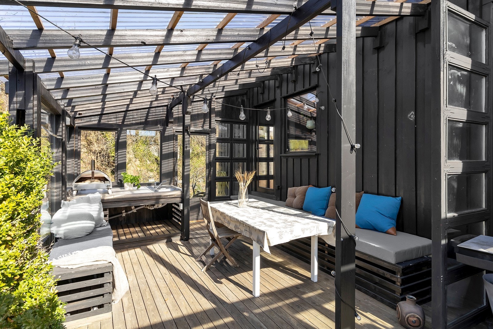 Koselig utestue med plassbygd sittegruppe. Galleribilde