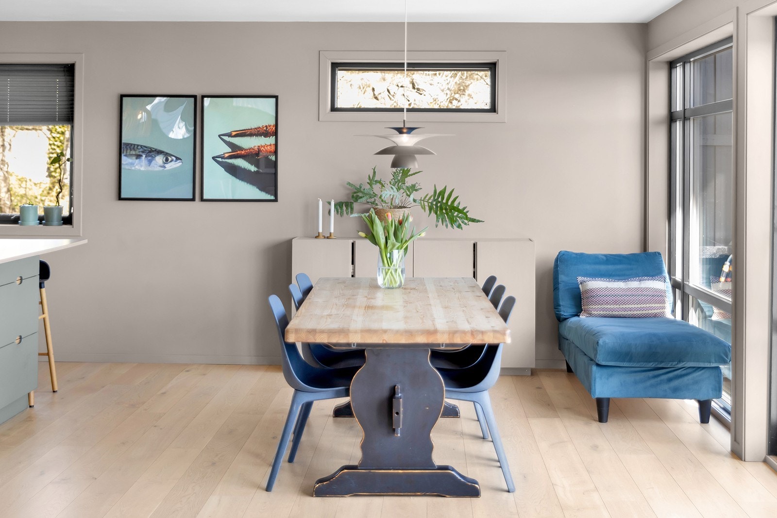 Ved kjøkkenet er det god plass til spisebord for hele familien. Galleribilde