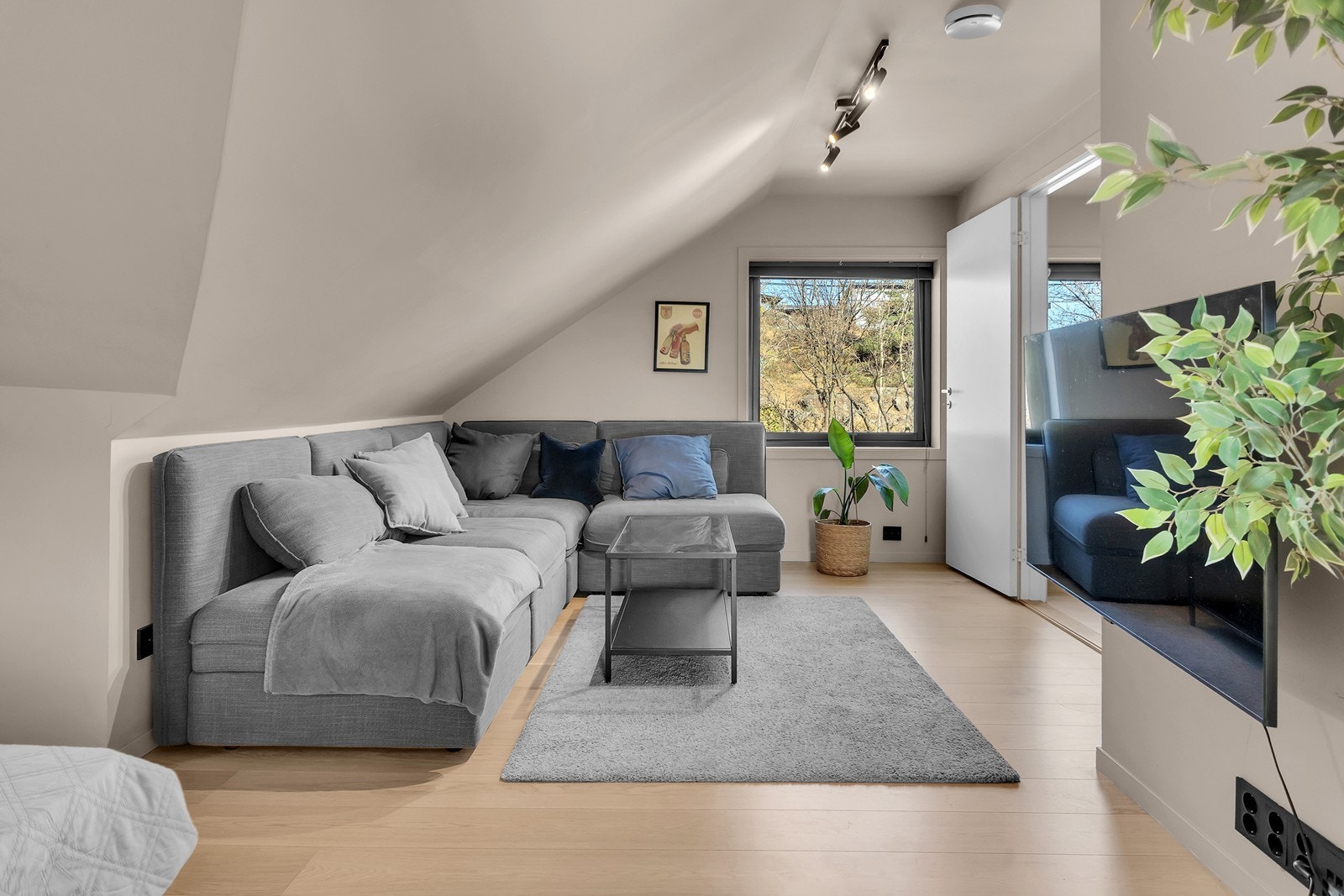 Loftstue med god plass til sofakrok. Perfekt for ungdommen! Galleribilde