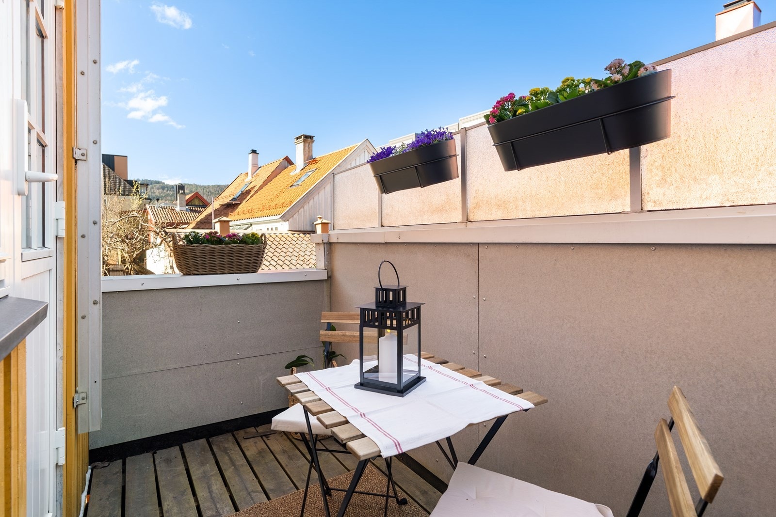 Flott og privat veranda som kan nyte godt av ettermiddag og kveldssol. Galleribilde