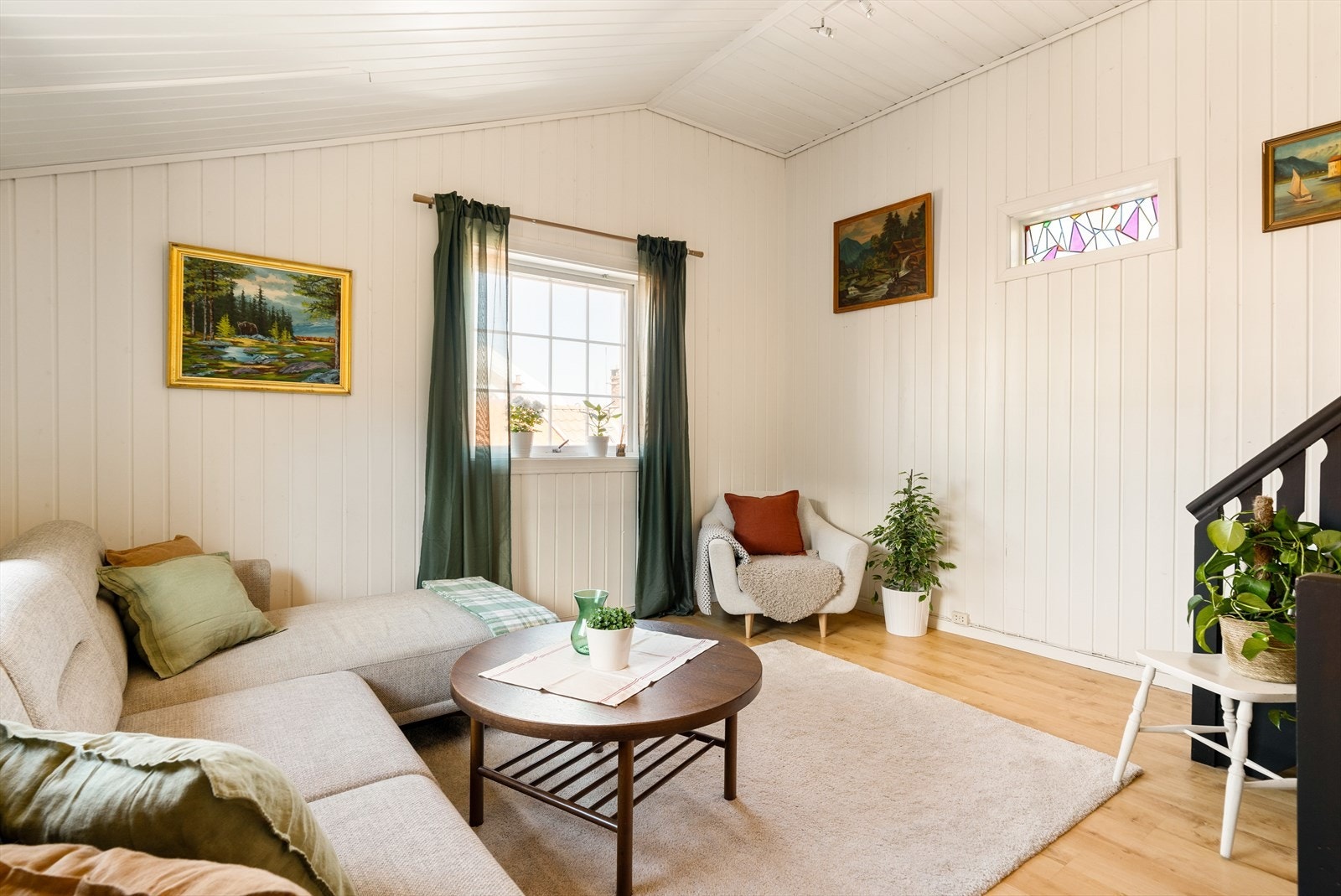 Her har man ut et flott stue med lyse fargevalg og rikelig med naturlig lysinnslipp. Galleribilde