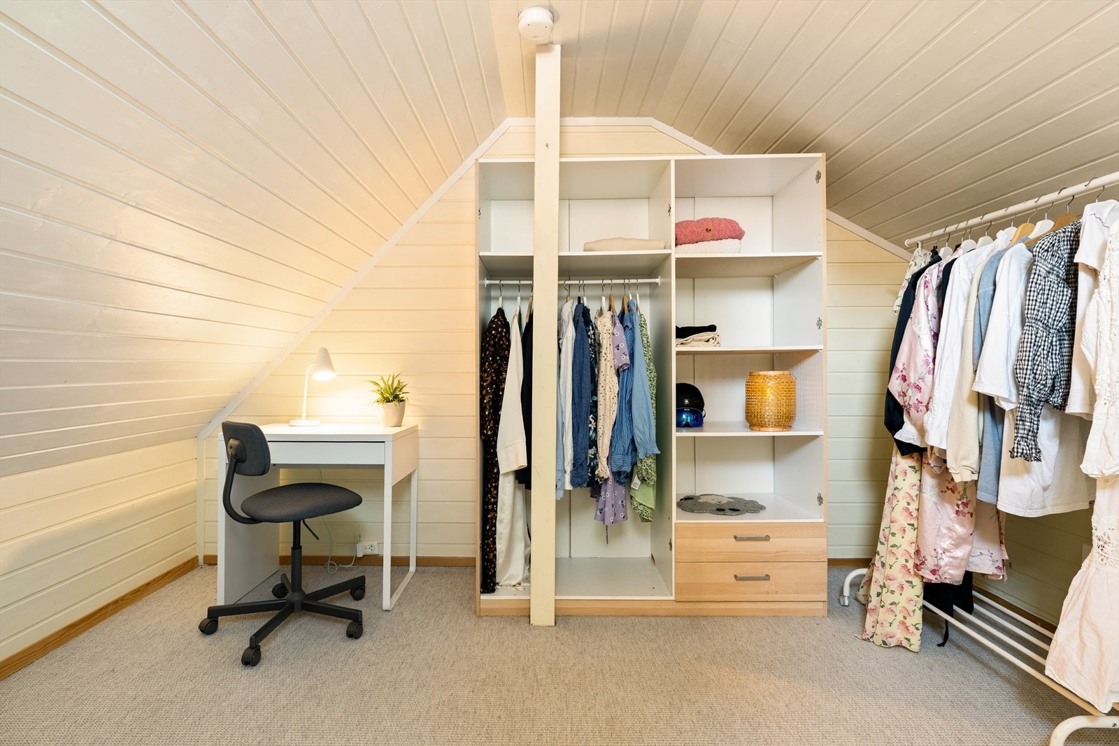 Stort garderoberom/walk in closet på 9 kvm. Galleribilde