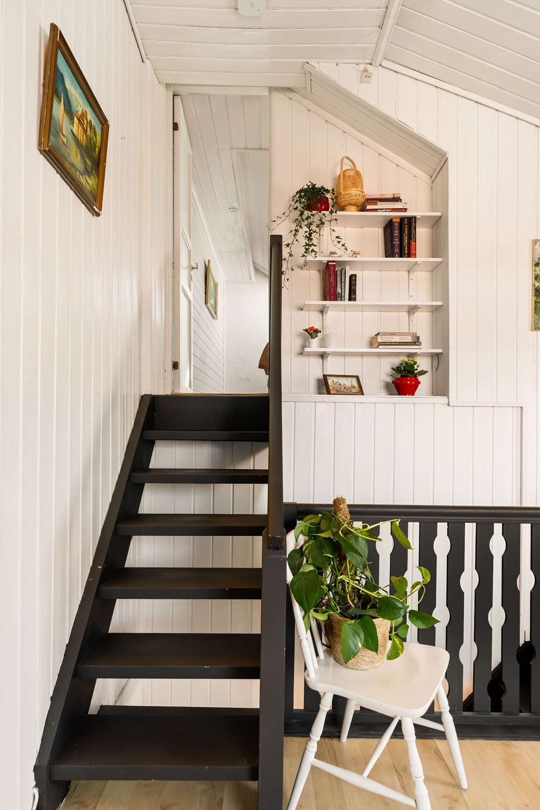 Fra stuen har man trappeoppgang til soverommet og garderoberom/bod. Galleribilde