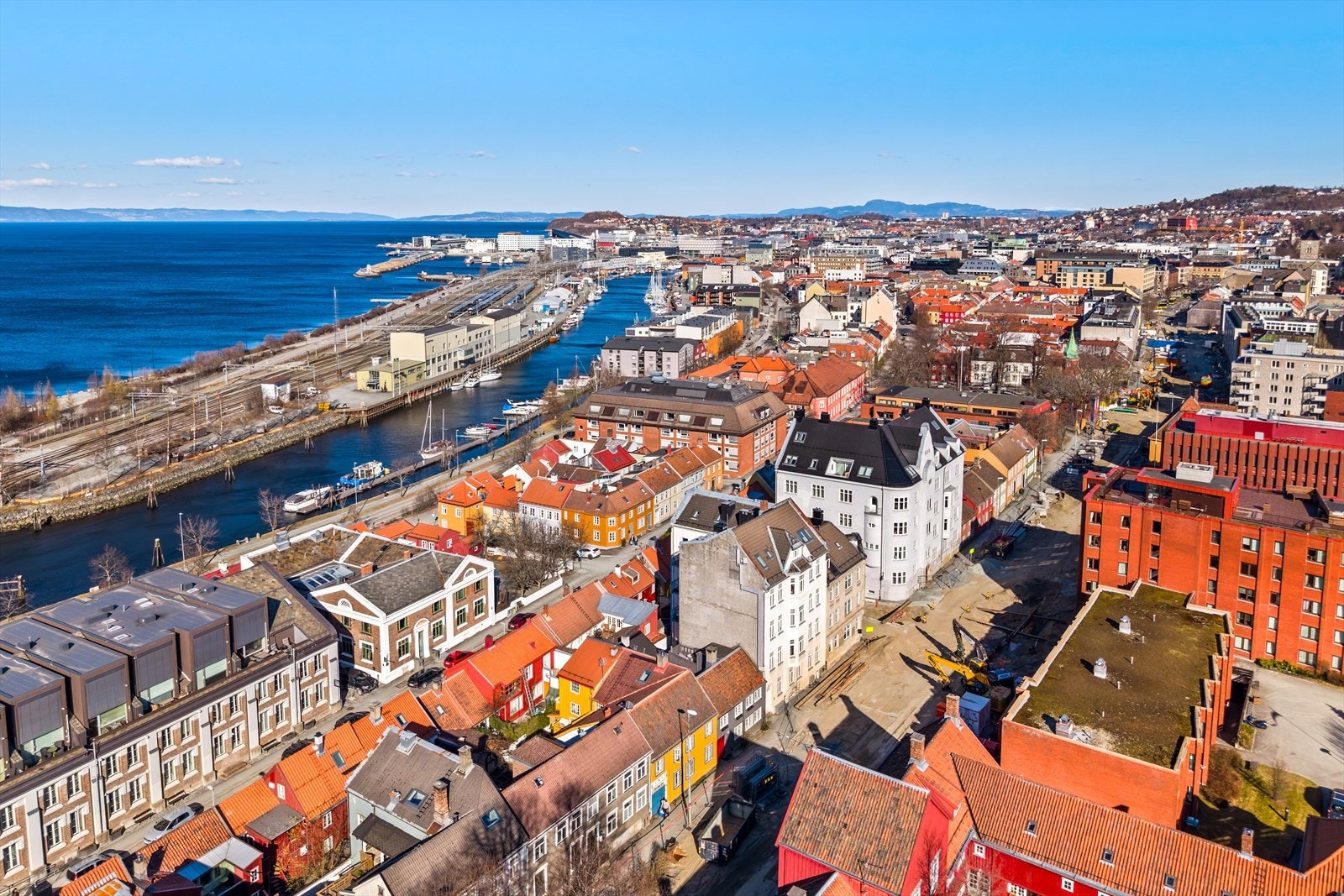 Det er bare en liten spasertur ned til blant annet piren og Skansen. Galleribilde