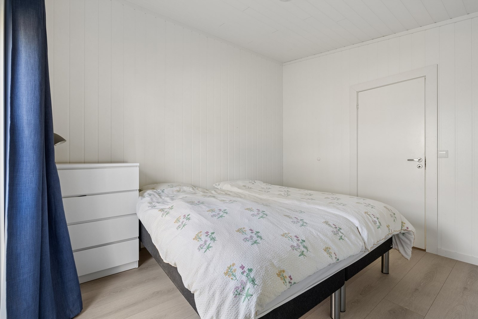 Hovedsoverom med plass til både seng og garderobeløsning Galleribilde