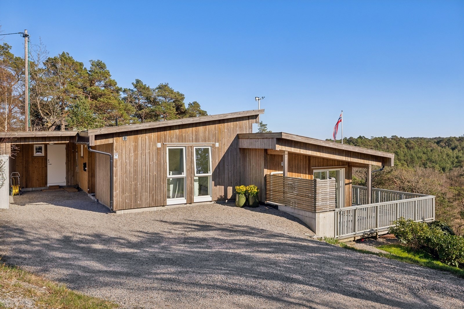 Eiendommen har parkering i carport med elbillader, i tillegg til flere biloppstillingsplasser Galleribilde