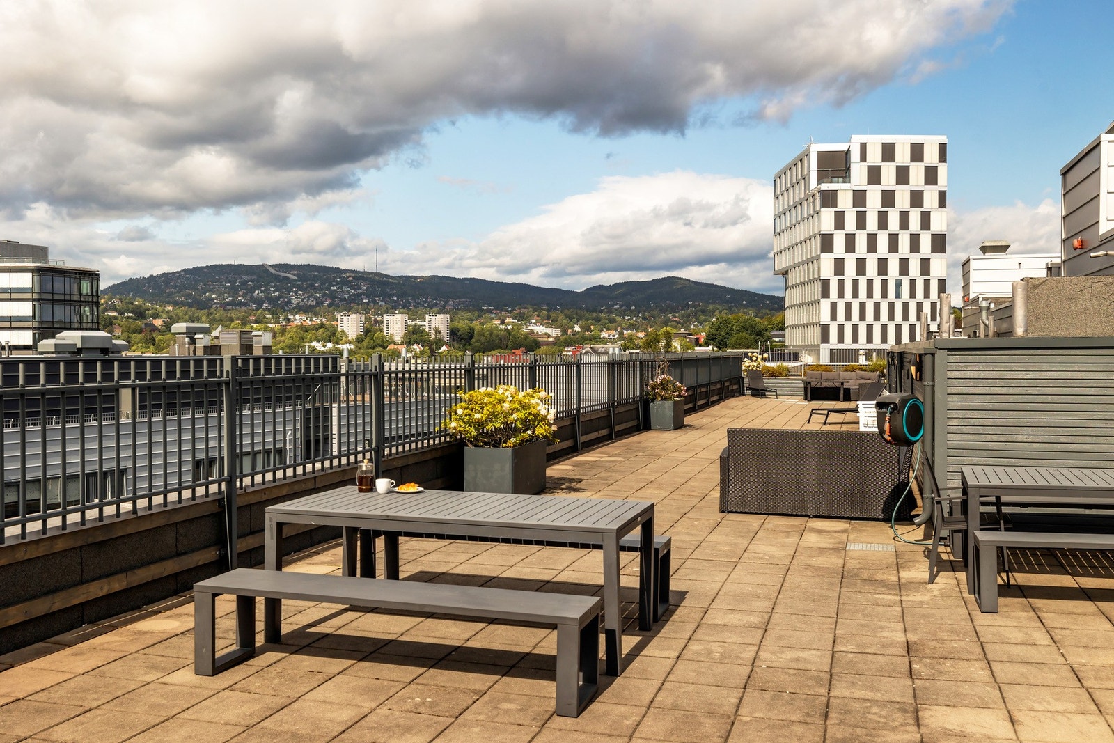 Felles takterrasse med sol hele dagen og utsikt til Holmenkollen Galleribilde