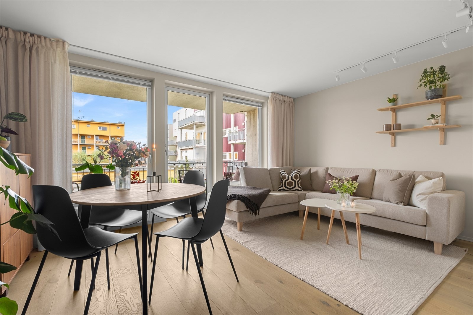 I sonen mellom stuen og kjøkkenet er det plass til spisebord. Her er det bare å invitere til hyggelige lag! Galleribilde