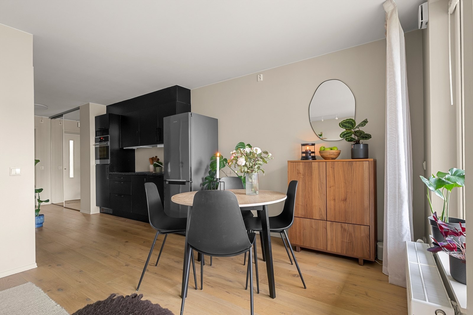 Leiligheten har en flott 1-stavs parkett og er malt i moderne beige som harmonerer godt med det svarte kjøkkenet. Galleribilde
