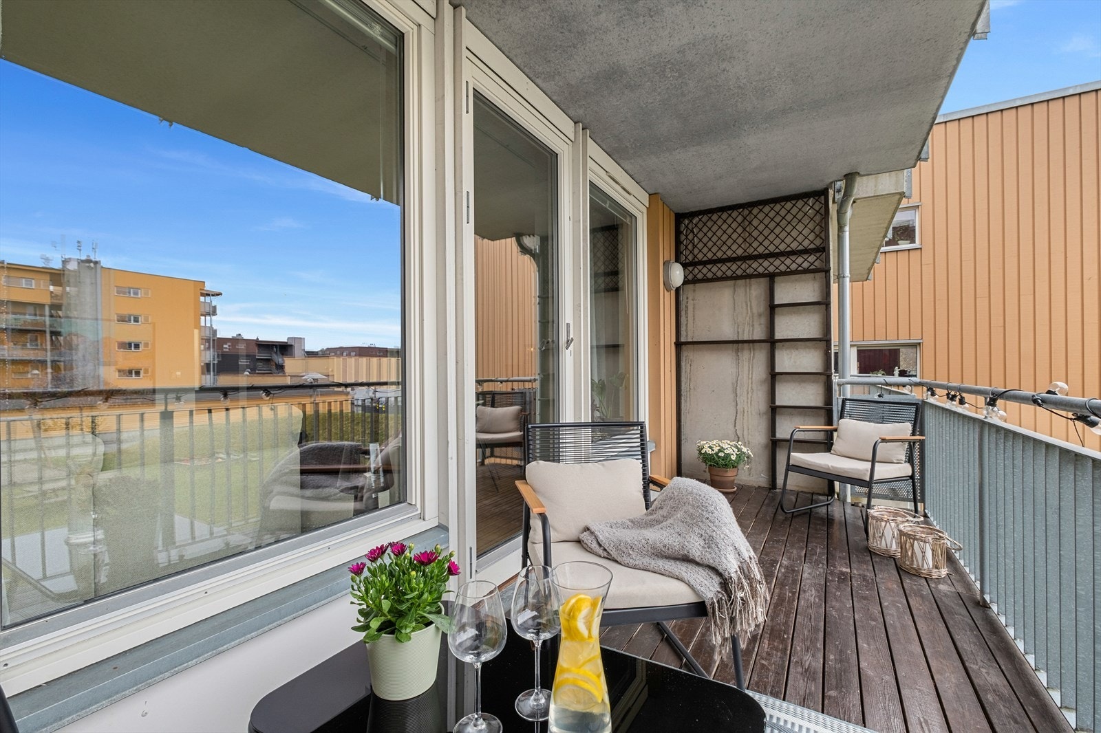 Balkongen er på 8m² og er vendt mot vest. Her er det gode solforhold på ettermiddagen som kan nytes etter en lang dag Galleribilde