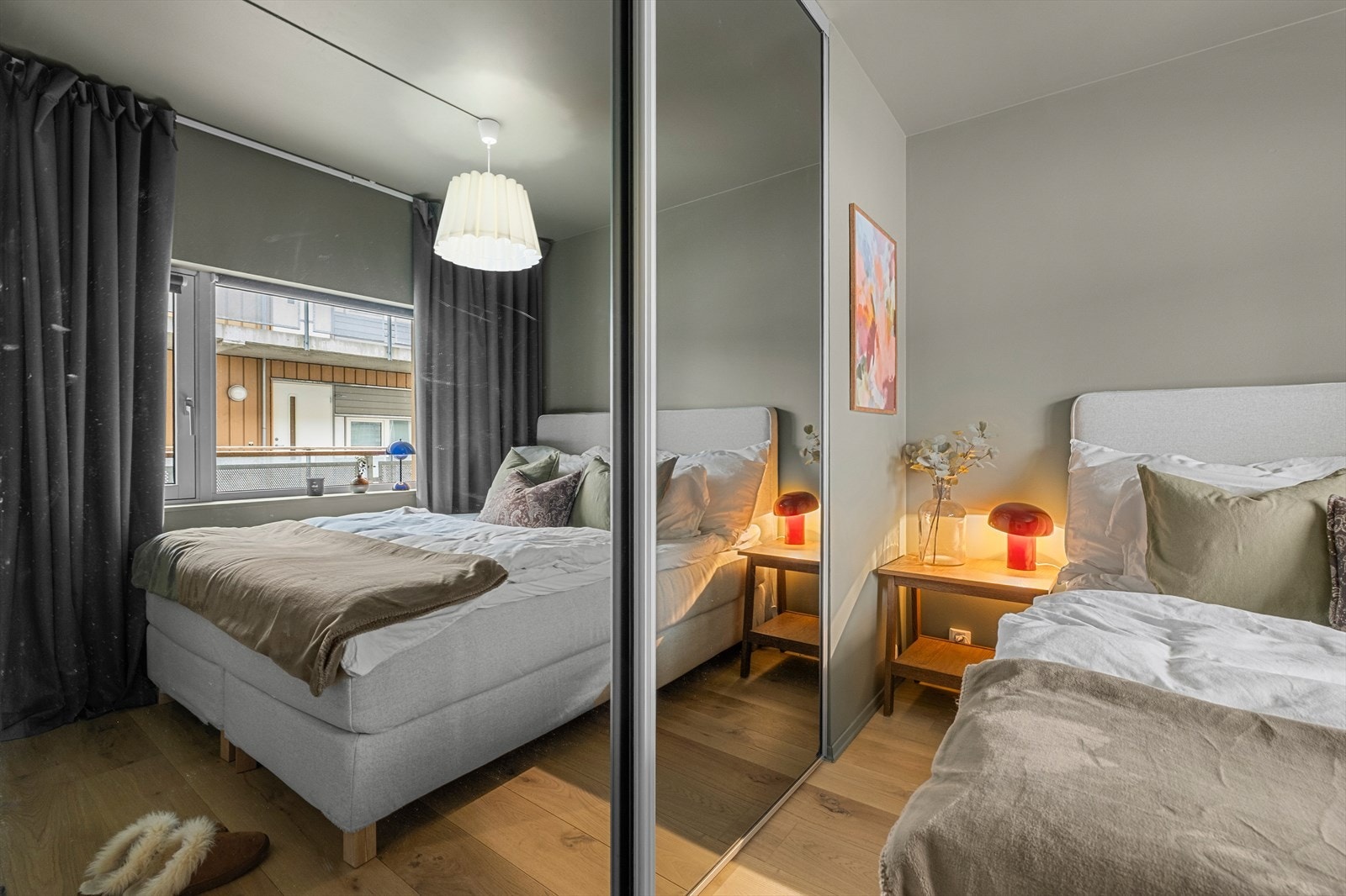 Her er det også installert skyvedørs garderobe med praktiske speilfronter Galleribilde