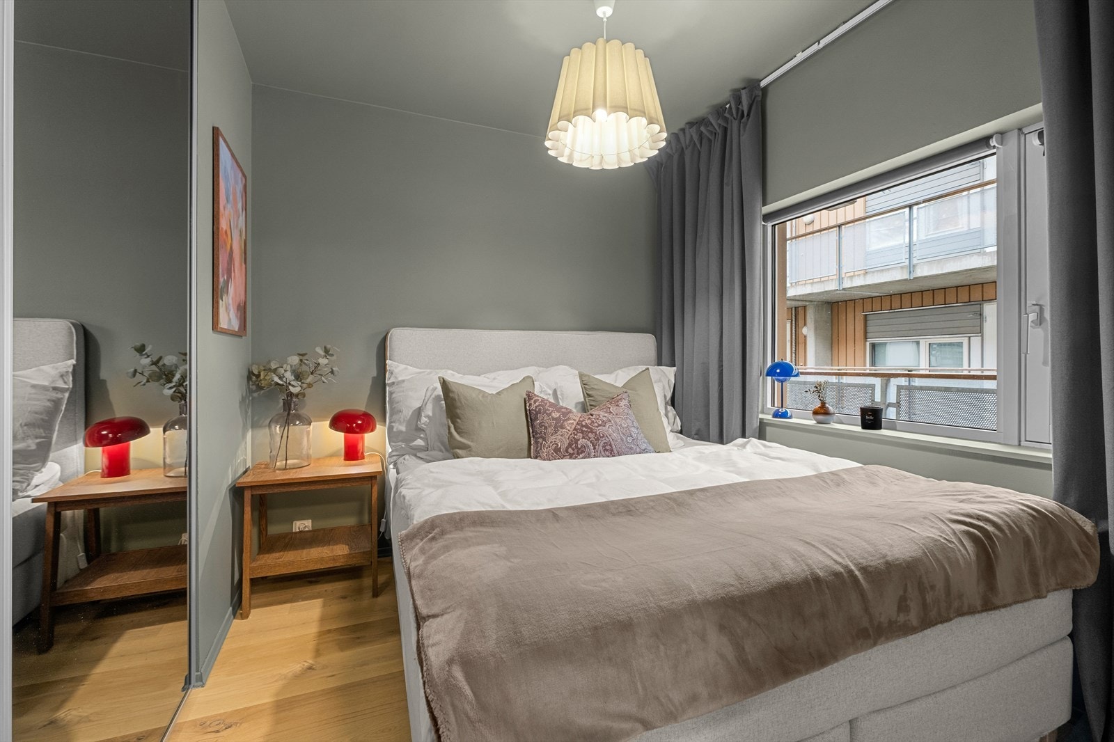Rommet er på gode 7,8m² og har plass til dobbeltseng Galleribilde