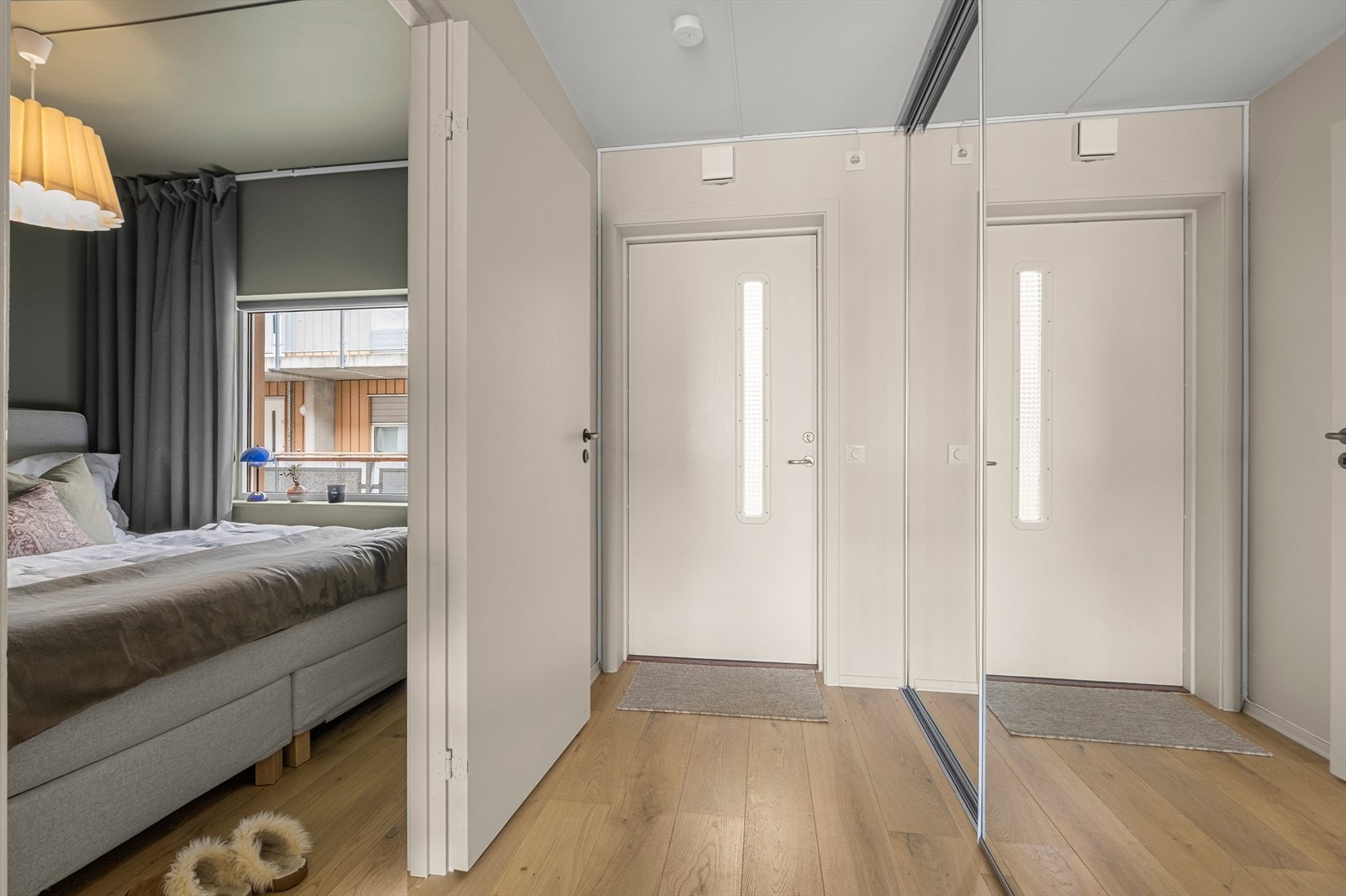 Skyvedørsgarderobe er det også i gangen. Denne er romslig og fin for ekstra oppbevaring Galleribilde