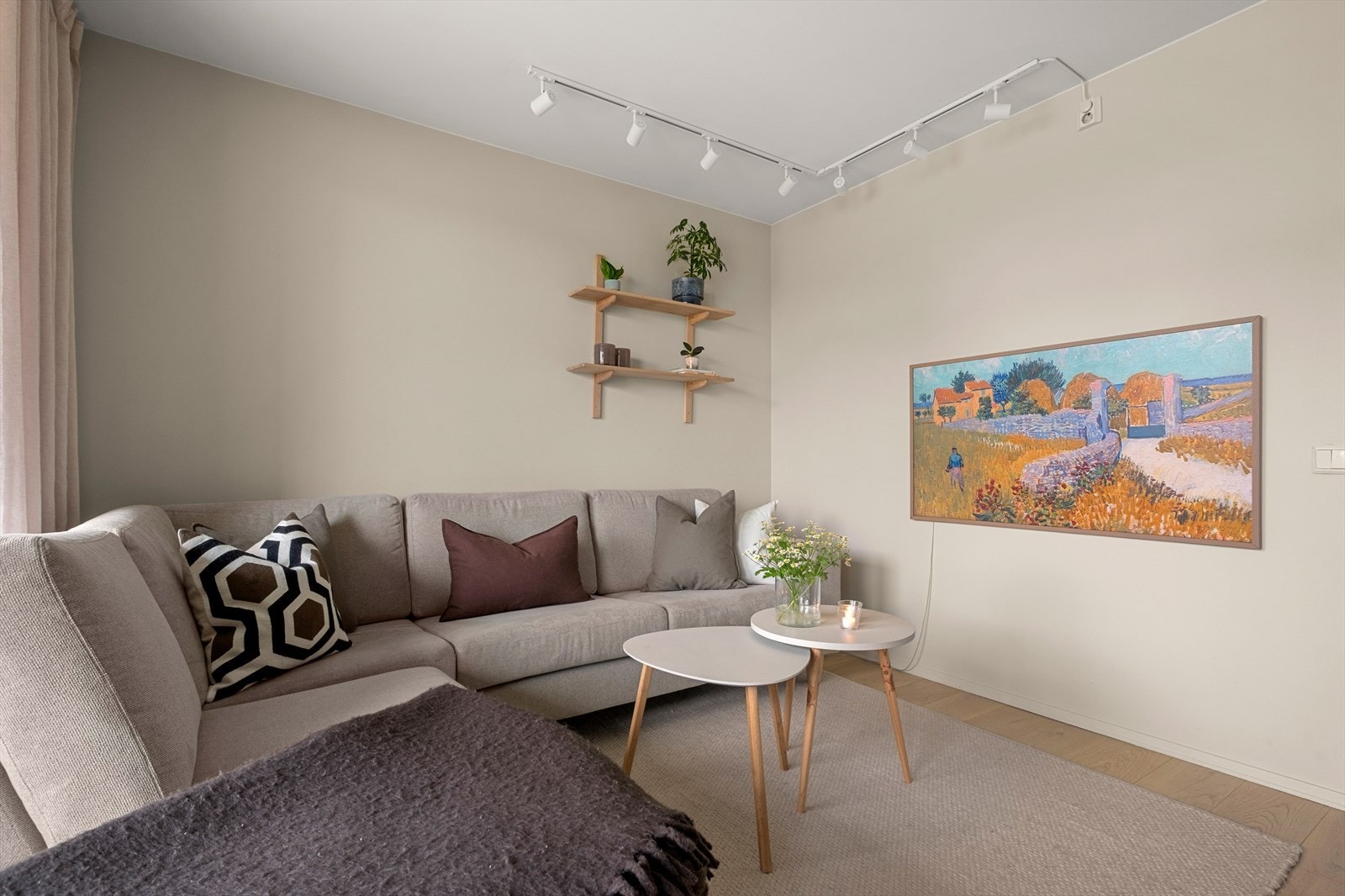 Stuen og kjøkkenet er på til sammen 21,2m² og er smart inndelt i soner. Dette hjørnet er perfekt for TV-stue med tilhørende møblement. Galleribilde
