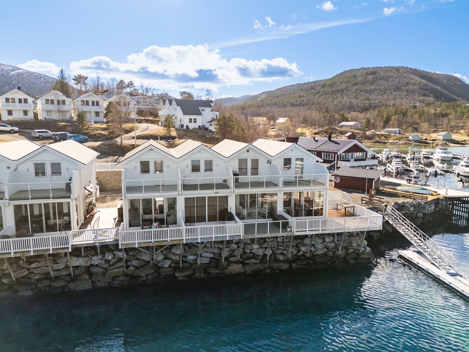 Nydelig beliggenhet i frontrekke mot sjøen! Galleribilde