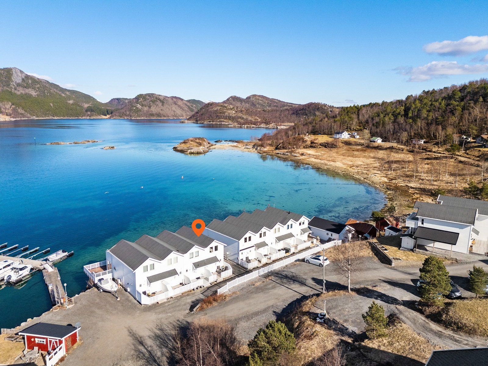 Vakre omgivelser på Valnes, ca. 45 minutters kjøring fra Bodø. Nærhet til sjøen og flott turterreng. Galleribilde