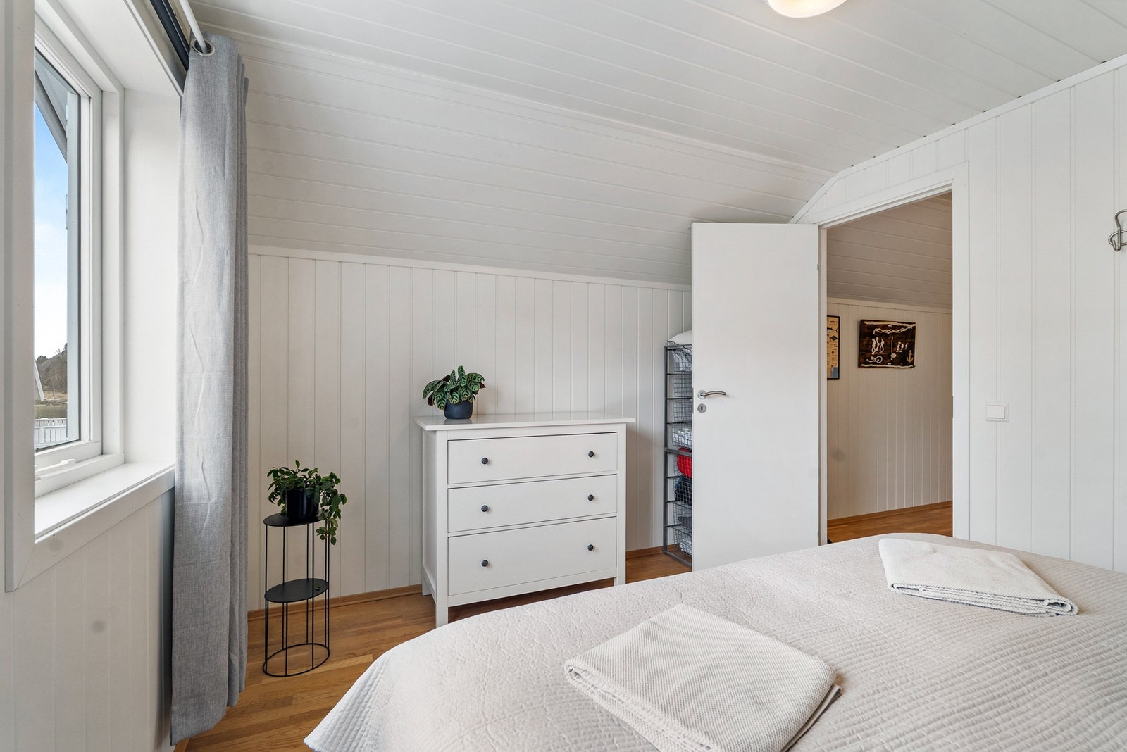 Romslig hovedsoverom med plass til dobbeltseng, nattbord og ønsket garderobeløsning. Galleribilde