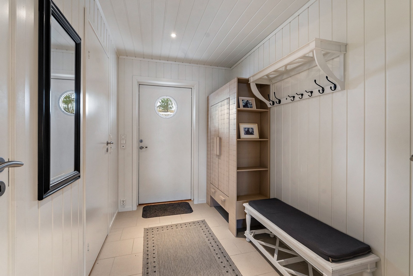 Lys og innbydende entré med varmekabler i gulv. Galleribilde