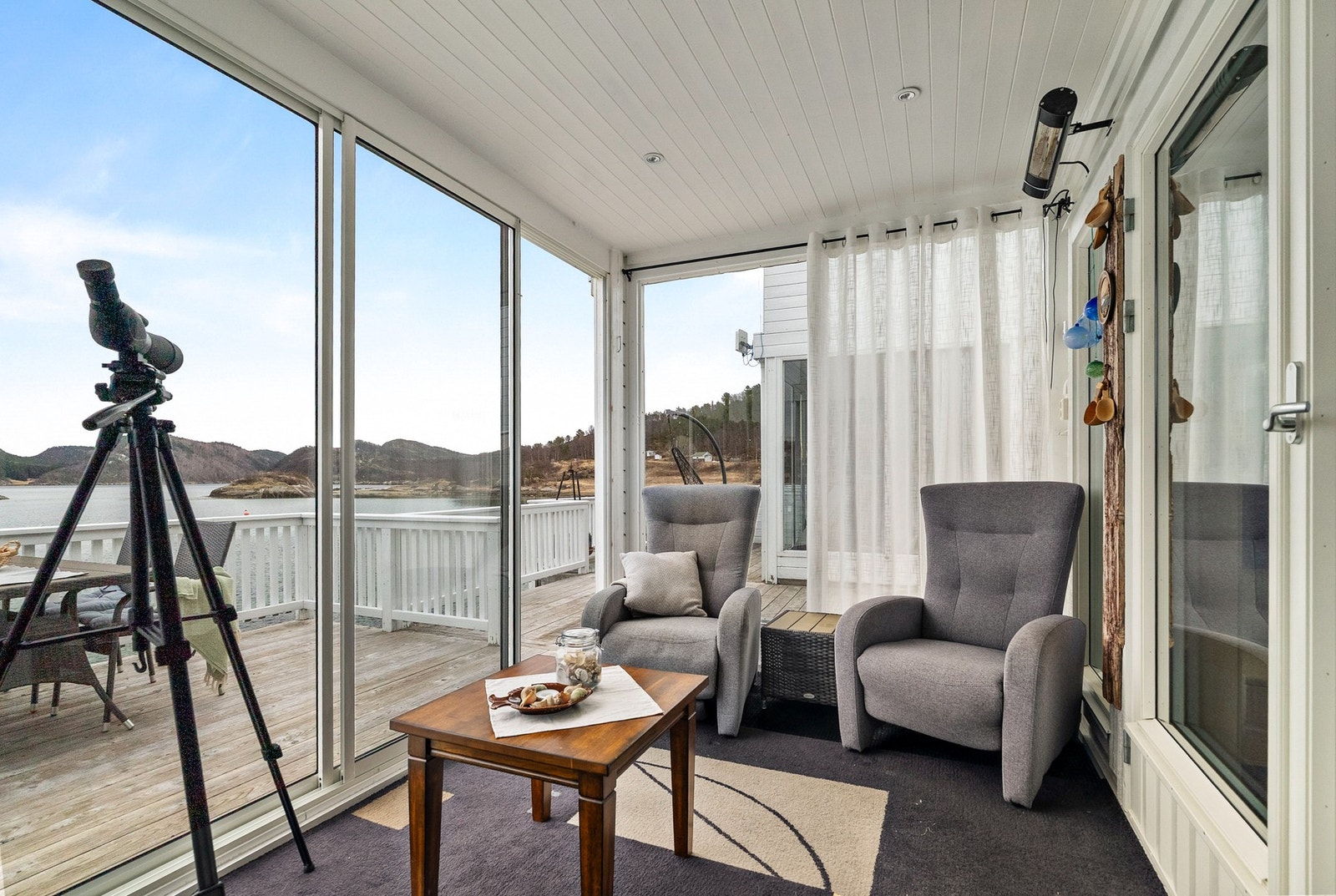 Innglasset veranda - videre utgang via skyvedør til balkong. Galleribilde