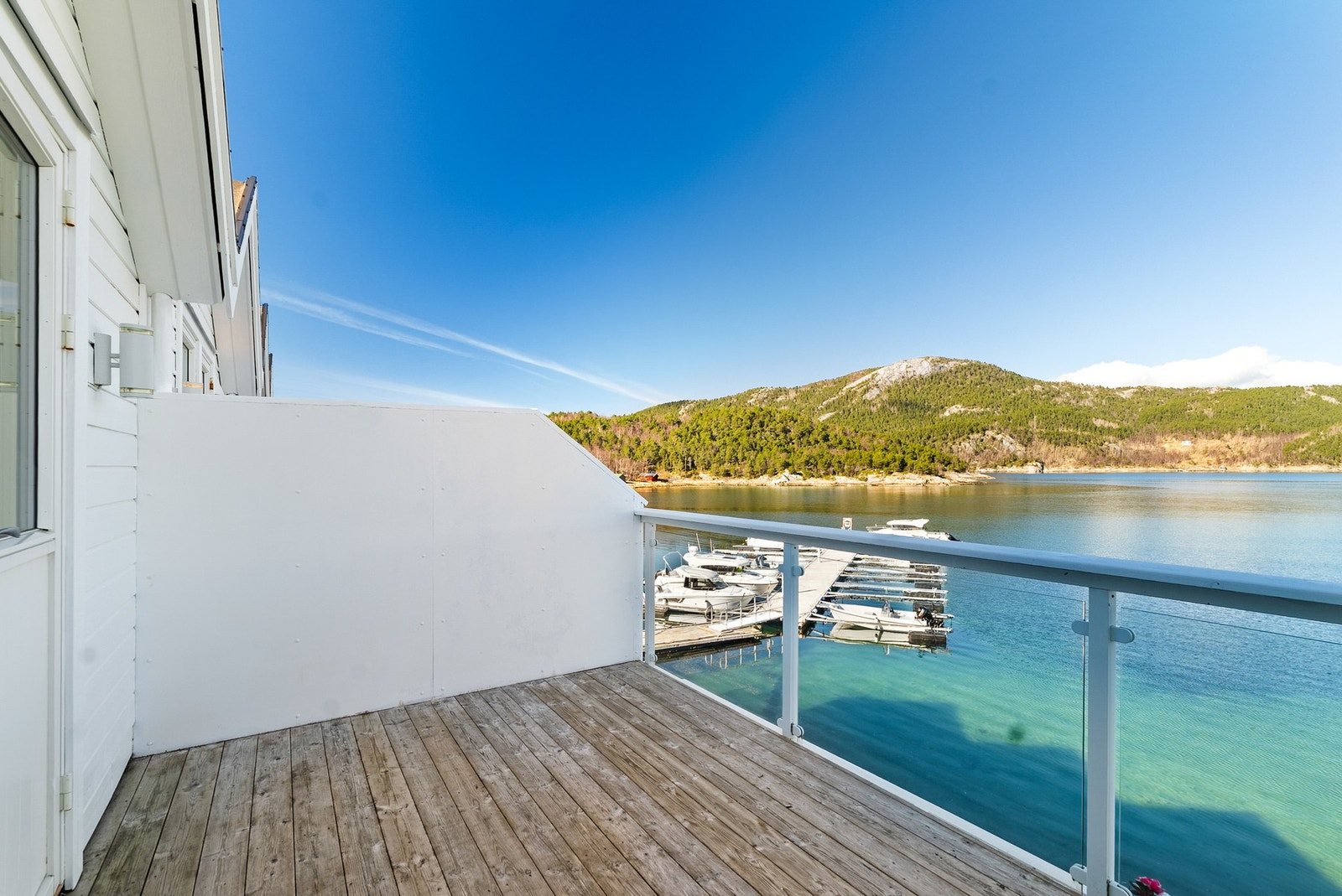 Balkong på ca. 10 m² med den samme flotte utsikten. Gode solforhold. Galleribilde