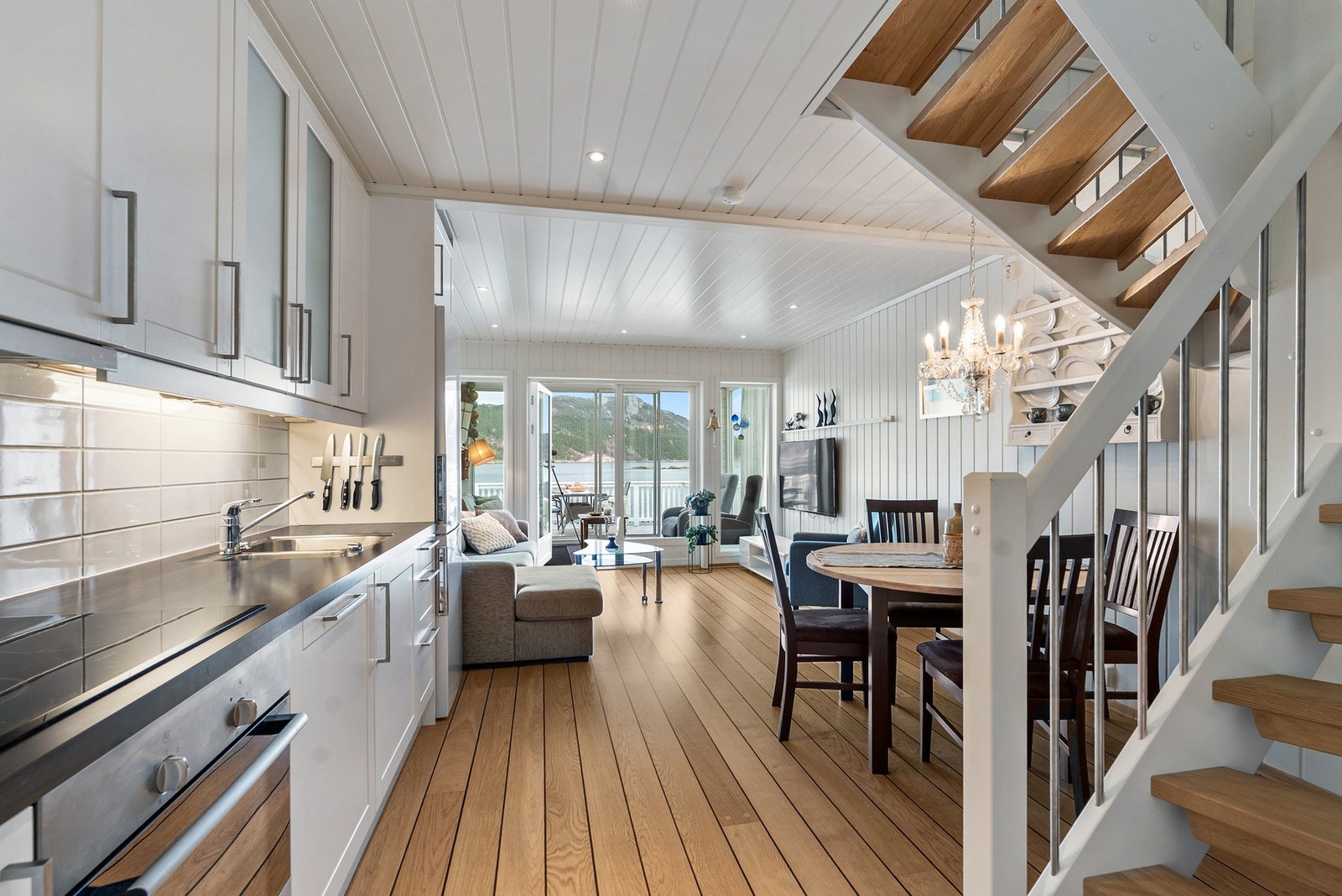 Stua har lyse og fine overflater. Skipsgulv og panelte vegger. Varme i gulv og downlights i himling. Galleribilde