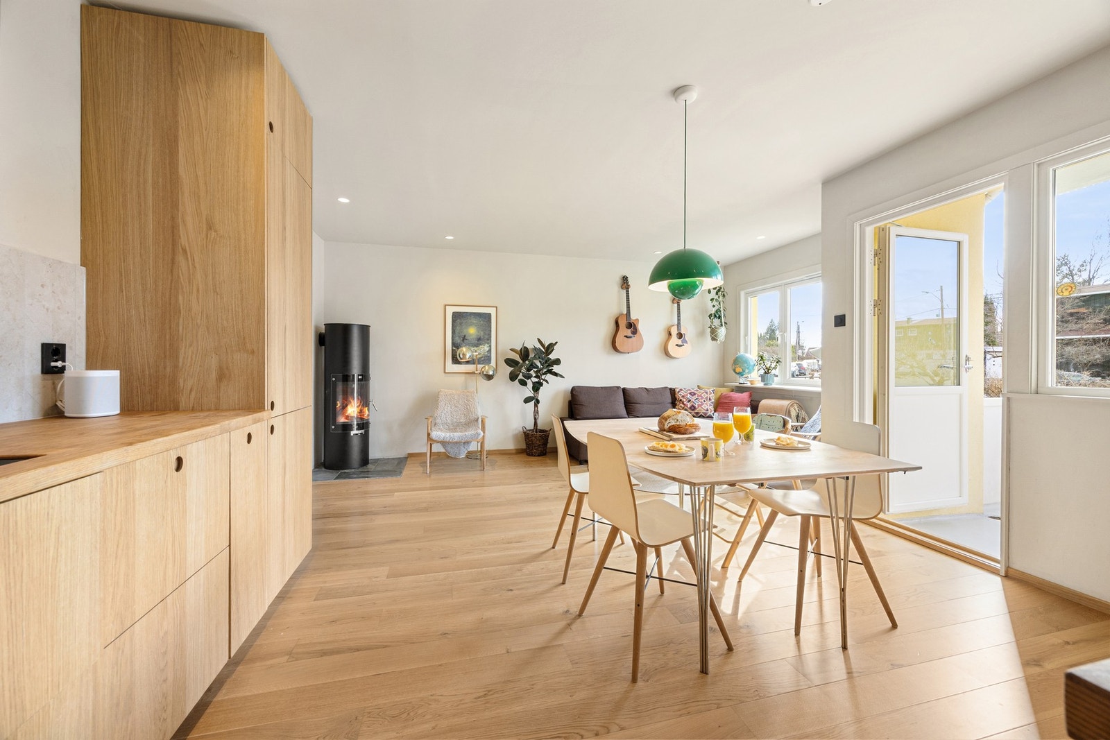 Store vindusflater slipper inn rikelig med dagslys og gir en lys og luftig romfølelse. Galleribilde