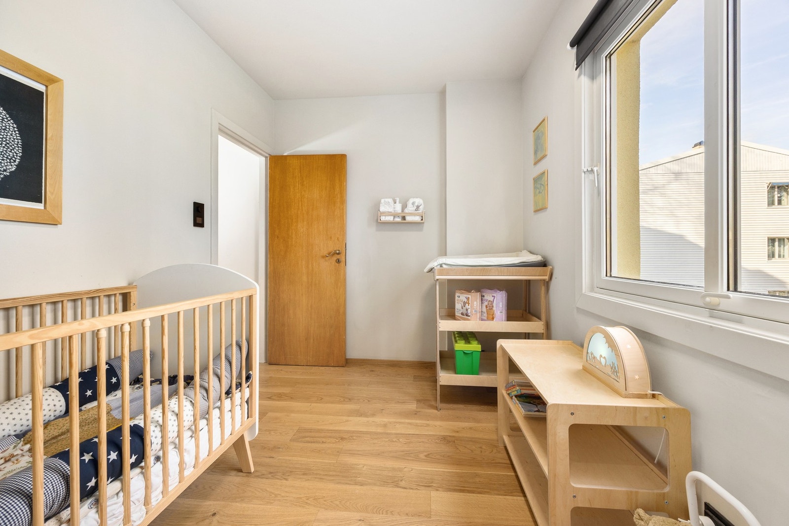 Soverom 2 med god plass til seng, garderobe og oppbevaring. Rommet har en praktisk utforming og passer godt som barnerom, gjesterom eller kontor. Galleribilde
