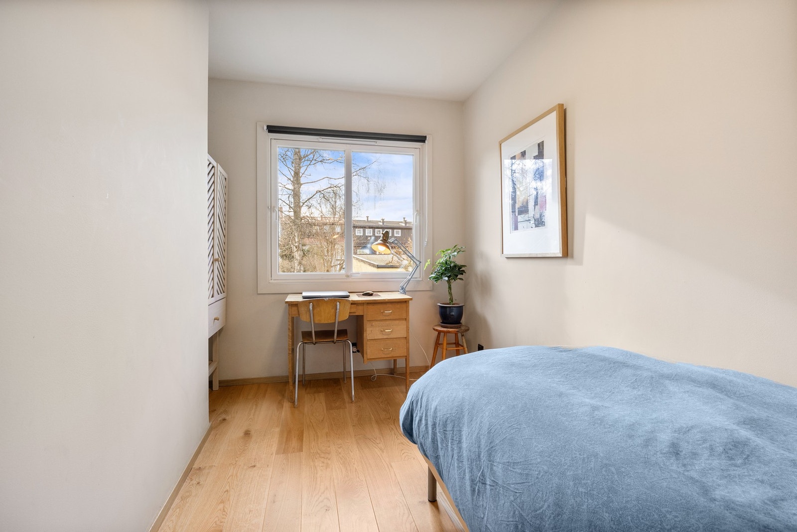Soverom 3 med plass til seng og skrivepult, perfekt som barnerom, gjesterom eller hjemmekontor. Vinduet gir godt med naturlig lys og en luftig romfølelse. Galleribilde