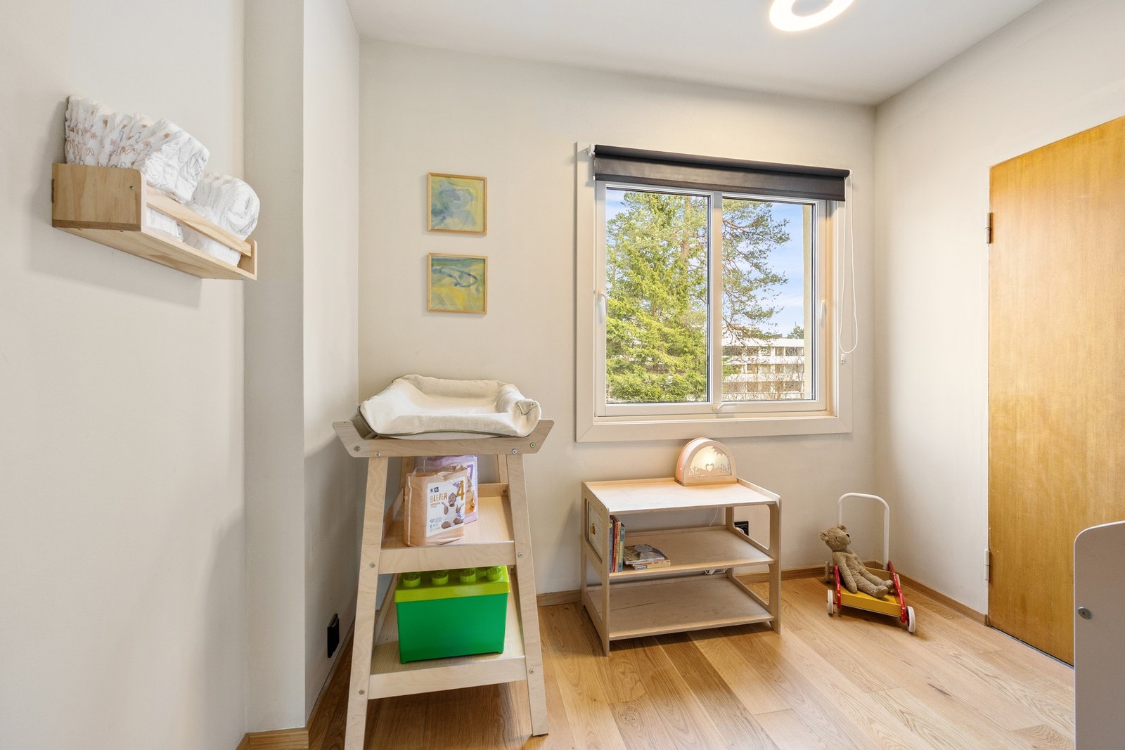 Lyst og trivelig rom med fine vindusflater som slipper inn godt med dagslys. Fleksibel bruk med plass til både lek, oppbevaring og arbeidsplass. Galleribilde