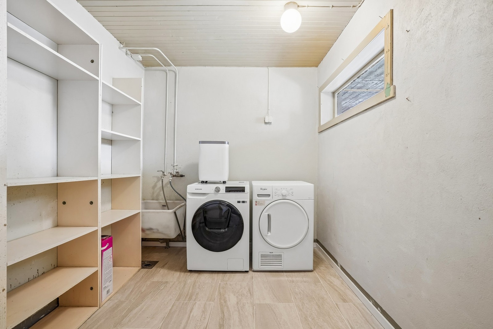Et eget vaskerom er både etterspurt og verdifullt - vaskerommet tilhørende hoveddel i kjelleren har nye elektriske varmekabler i gulvet og opplegg for vaskemaskin. Galleribilde