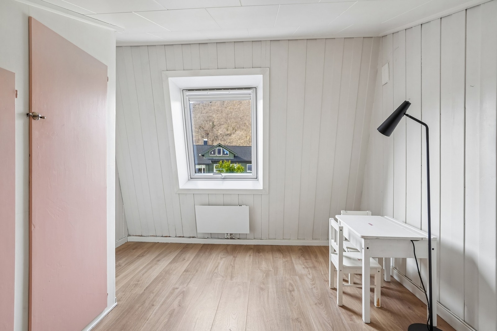 Et rom med flere bruksmuligheter, barnerom, gjesterom eller kontor. Galleribilde