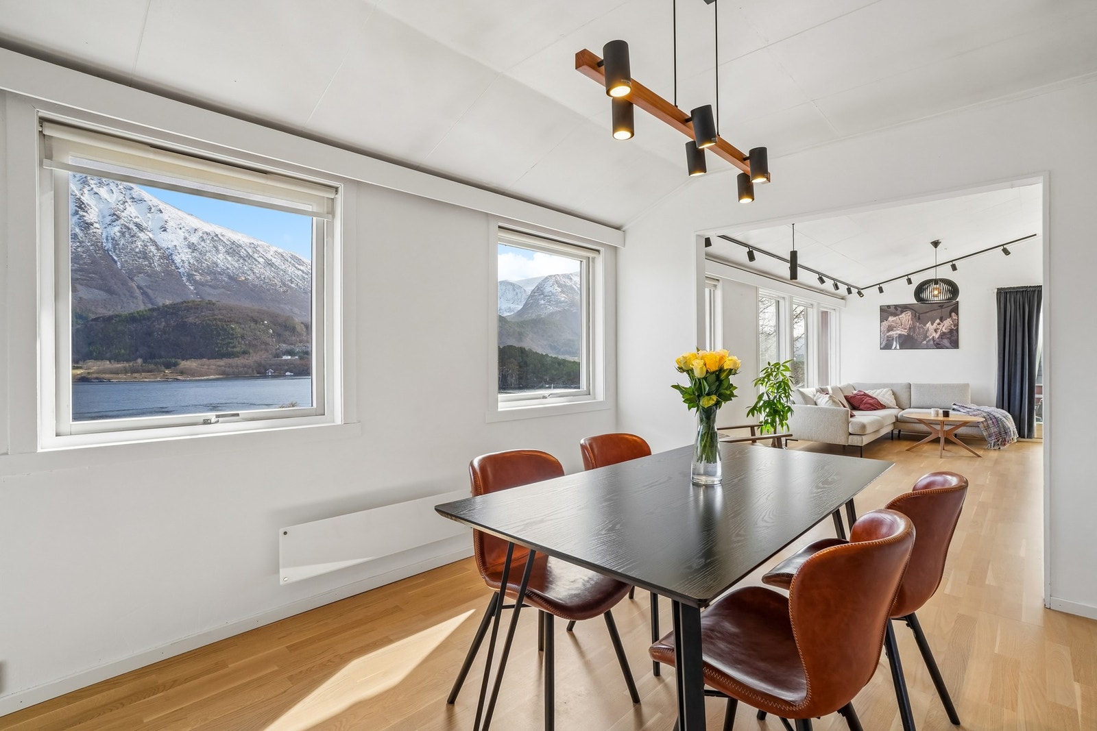 Også fra spisebordet kan man nyte en majestetisk utsikt. Galleribilde