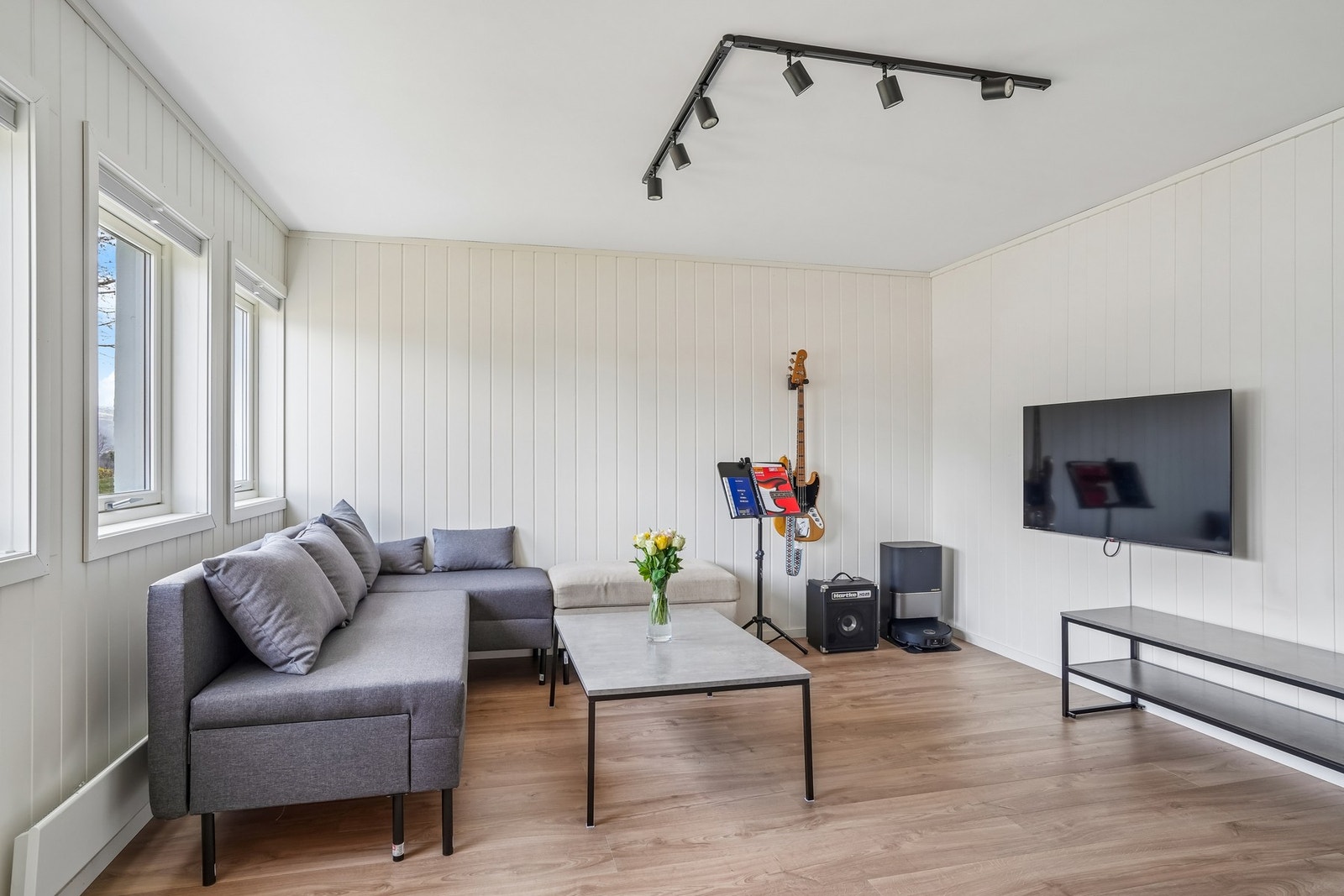 Her får man et sosialt allrom med god plass til både spise- og sofagruppe. Galleribilde