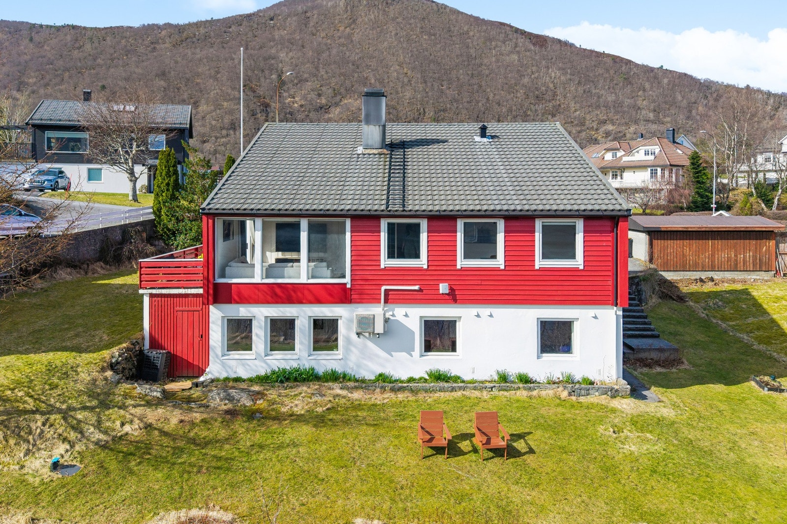 Boligen er beliggende på en romslig og pent opparbeidet utsiktsomt i et rolig og barnevennlig nabolag. Galleribilde