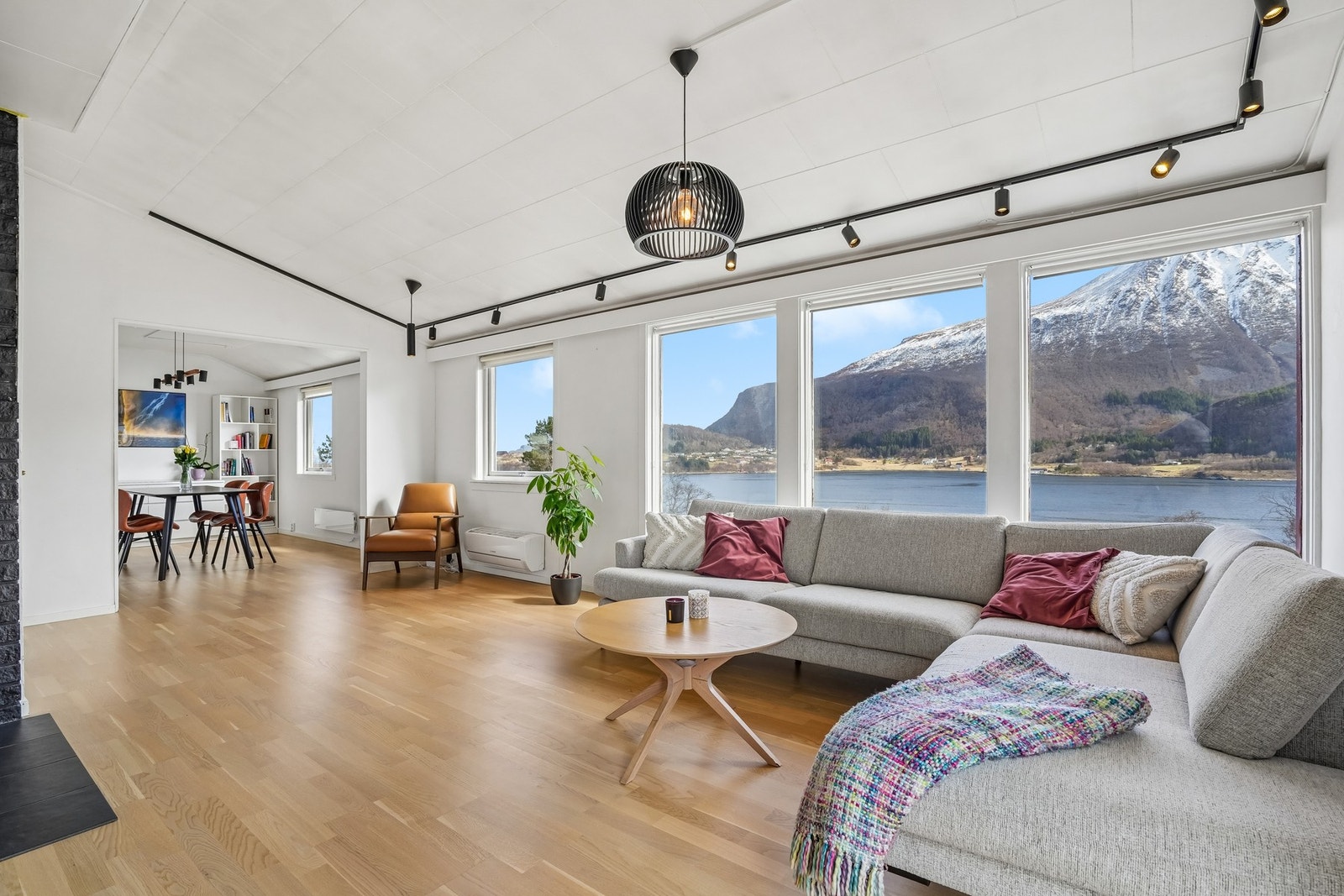PrivatMegleren ønsker deg velkommen til denne flotte boligen i Haugstadvegen 15! Foto: EFKT v/ Marcus Vinjevoll Sætre. Galleribilde