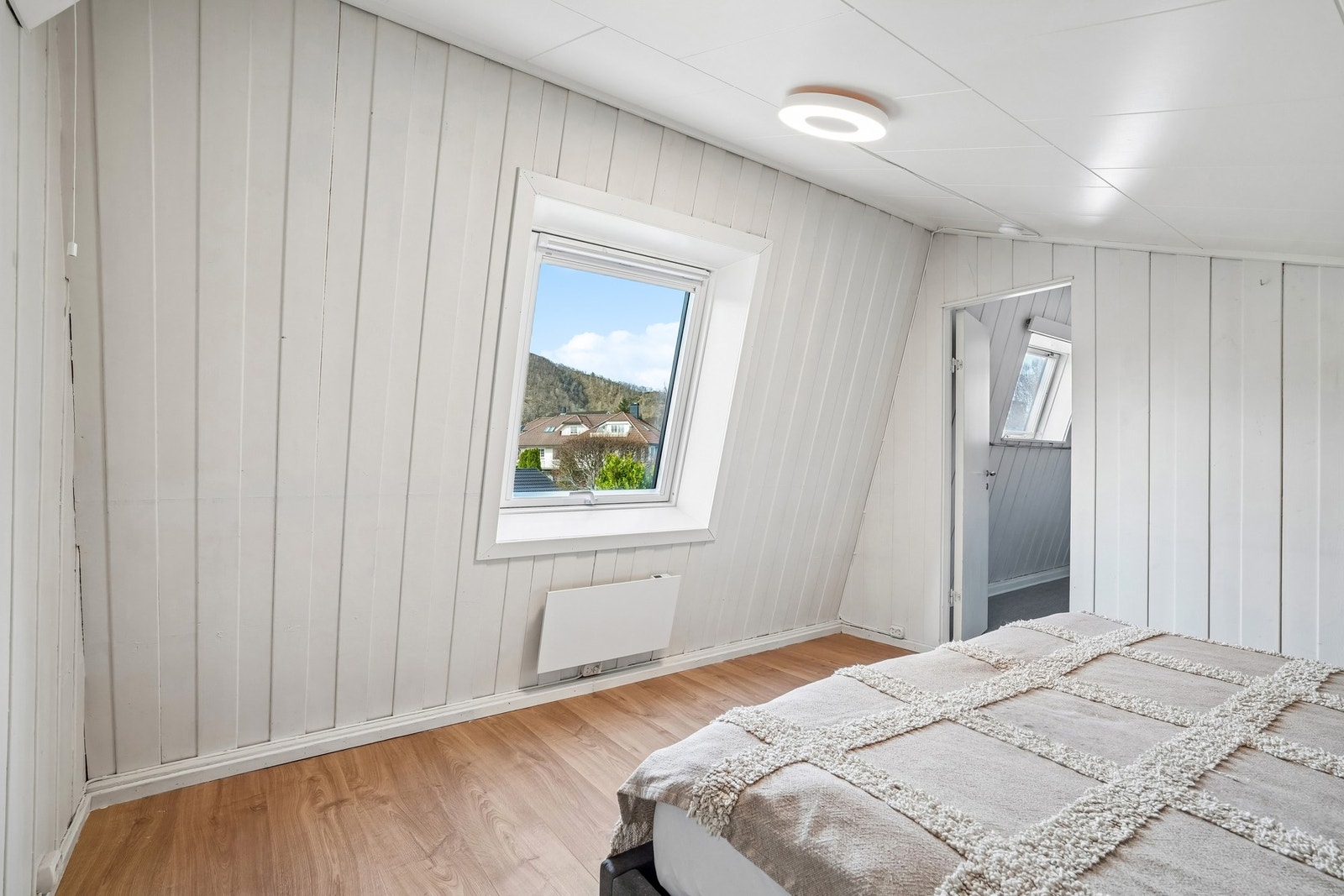 - med plass til dobbeltseng med tilhørende møblement. Det er satt inn nye vinduer med solskjermingsgardiner. Galleribilde