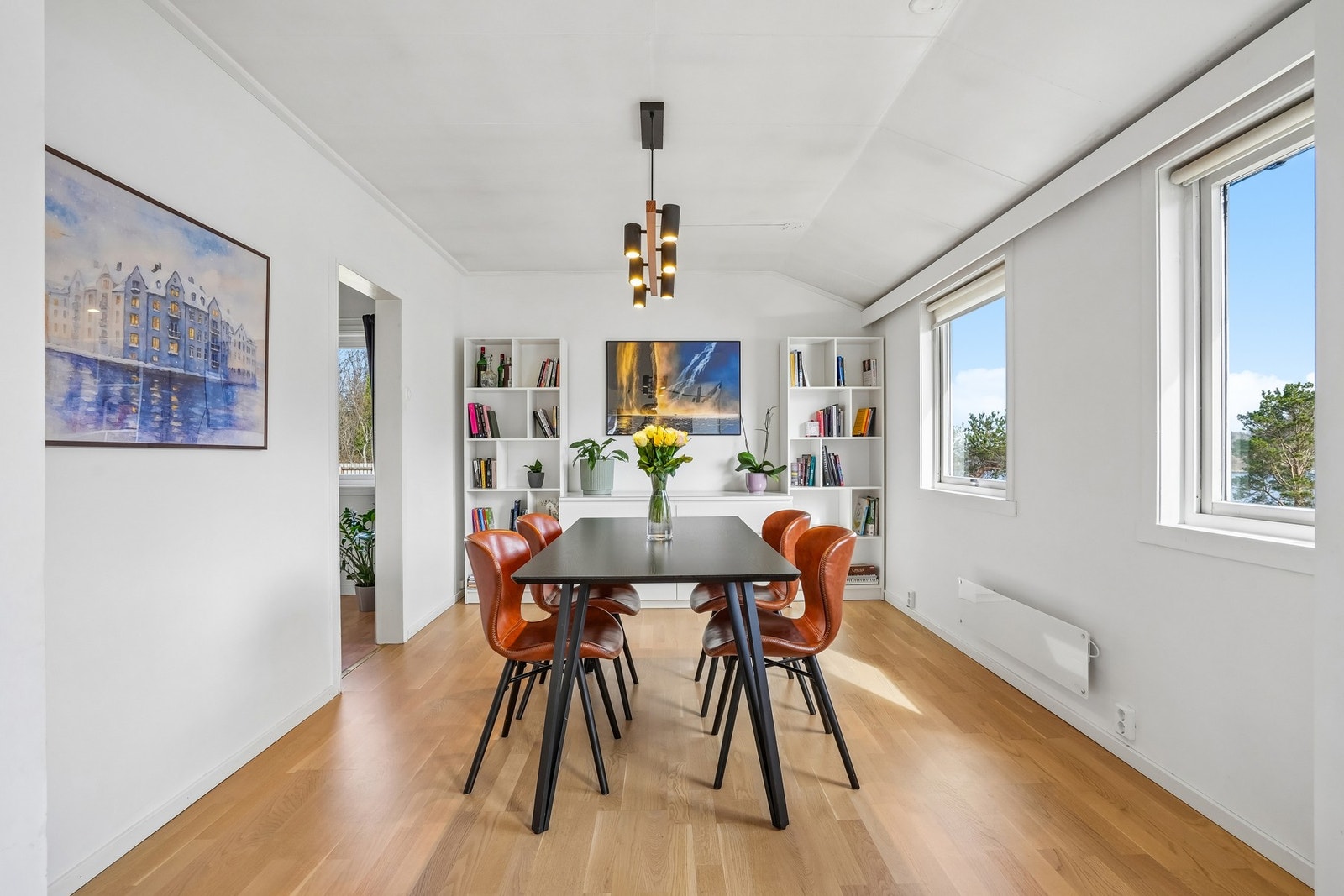 Det er god plass til både sofa- og spisebord i stuen. Om ønsket kan det etableres ekstra soverom i denne delen av stuen. Galleribilde