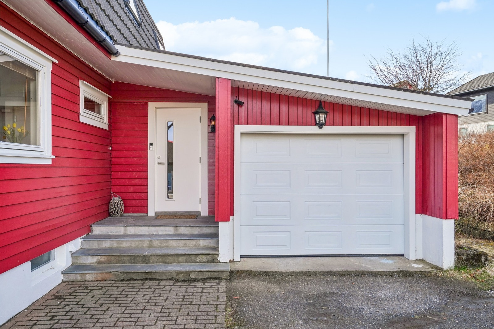 Det er godt med parkeringsmuligheter på eiendommen, og bilen kan enkelt parkeres i garasjen - Galleribilde