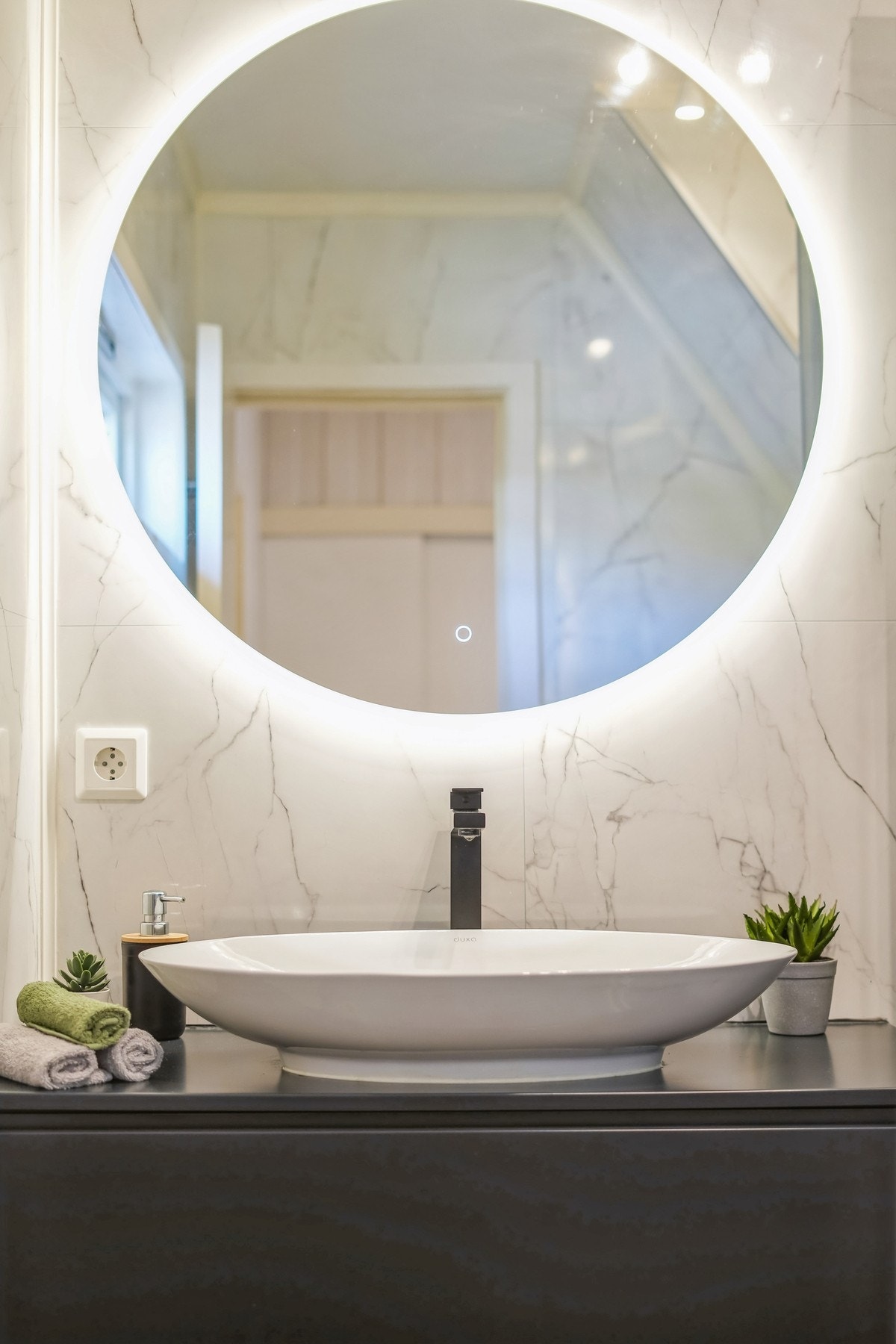 Badet er utstyrt med et baderomsmøbel med overliggende vask, samt speil med belysning - dette er nytt av 2026. Galleribilde