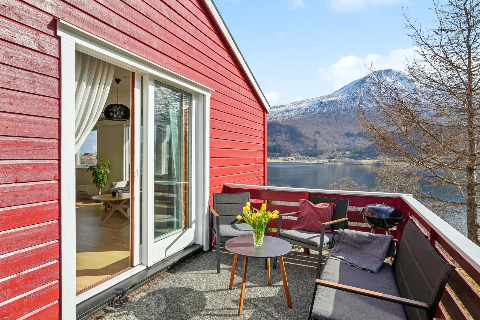 Fra stuen er det utgang til en sørvendt veranda med plass til utemøbler. Galleribilde