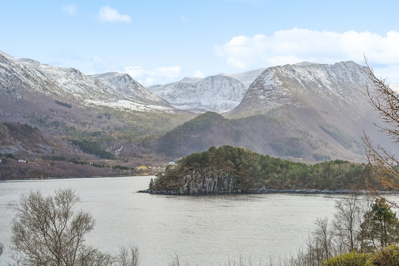 Fra stuen og verandaen kan du nyte en storslått utsikt utover fjorden og de mektige fjelltoppene som troner over Samfjorden. Galleribilde