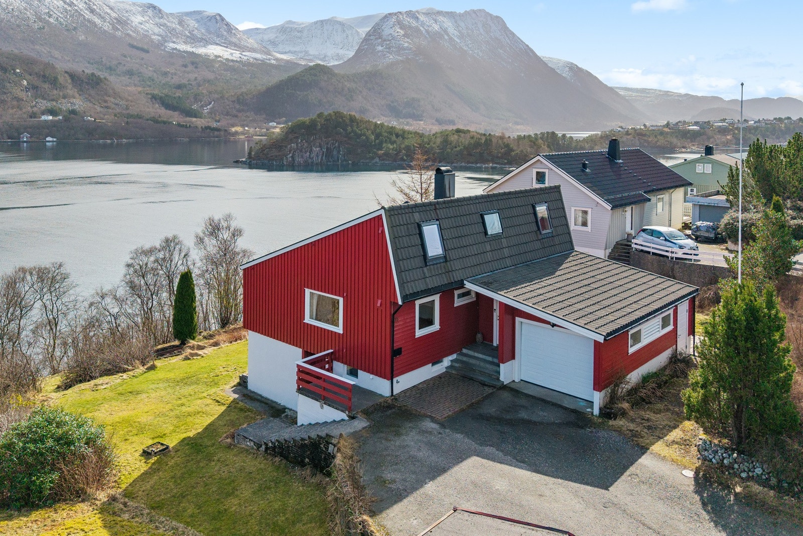 Dette er særpreget arkitekttegnet enebolig i fremste rekke mot sjø, like nord for Brattvåg sentrum. Galleribilde
