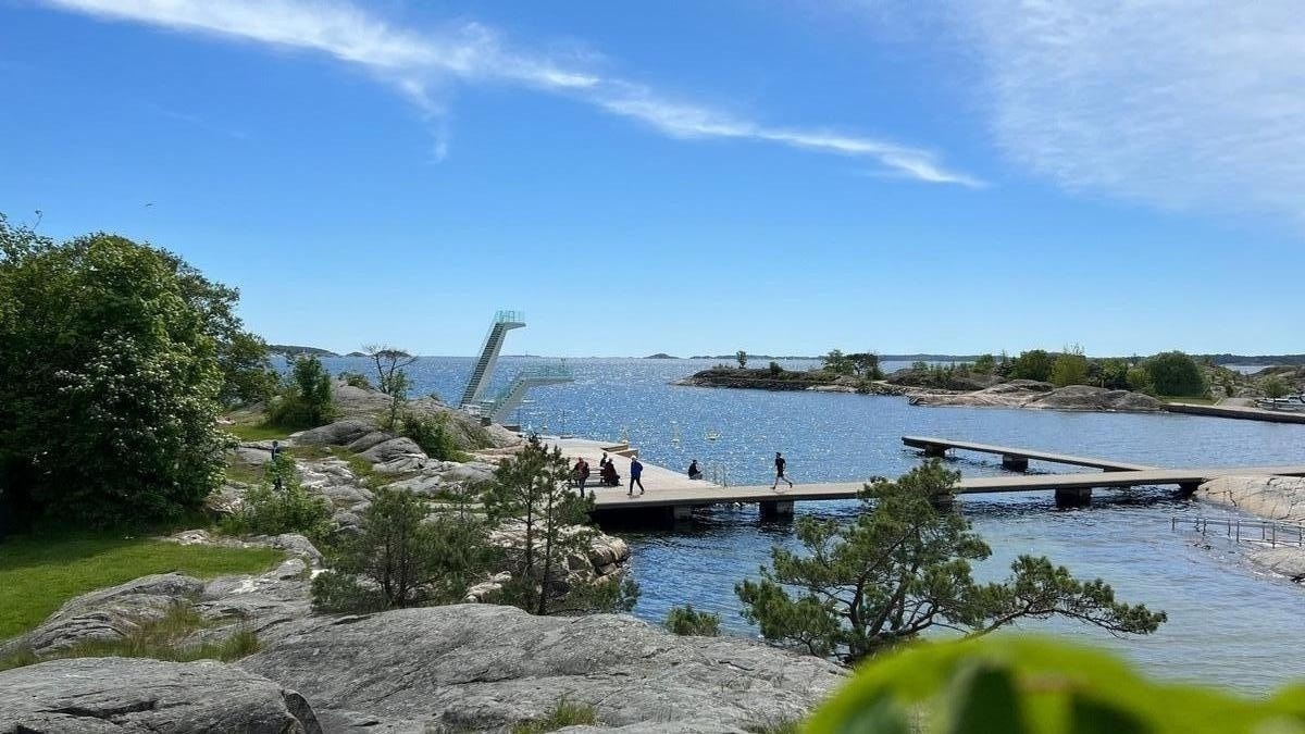 Bertesbukta med badestrender, turområder og campingplass (foto: Marvika Atrium) Galleribilde