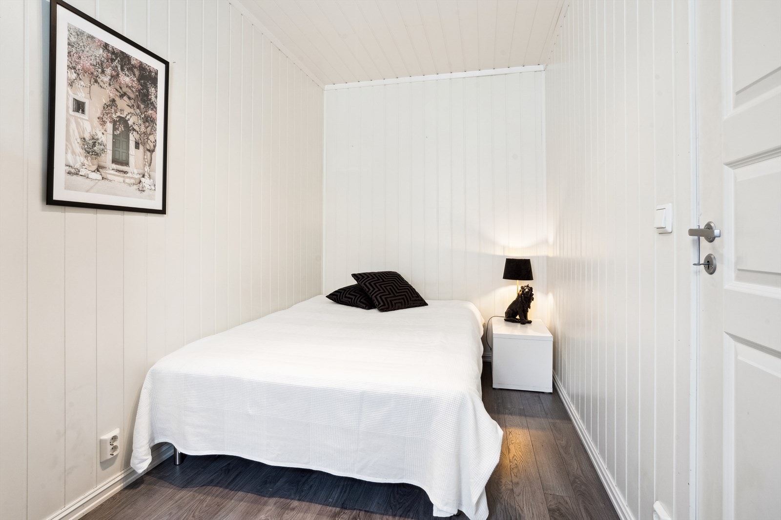 Det er to soverom i leiligheten. Dette er det største. Galleribilde