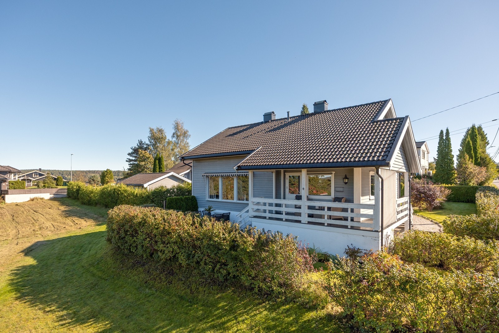 Eiendommen ligger landlig og barnevennlig til, med nærhet til busstopp, barne- og ungdomsskole, barnehage og idrettsanlegg, samt kort vei til matbutikk, badeplasser og populære turområder. Galleribilde