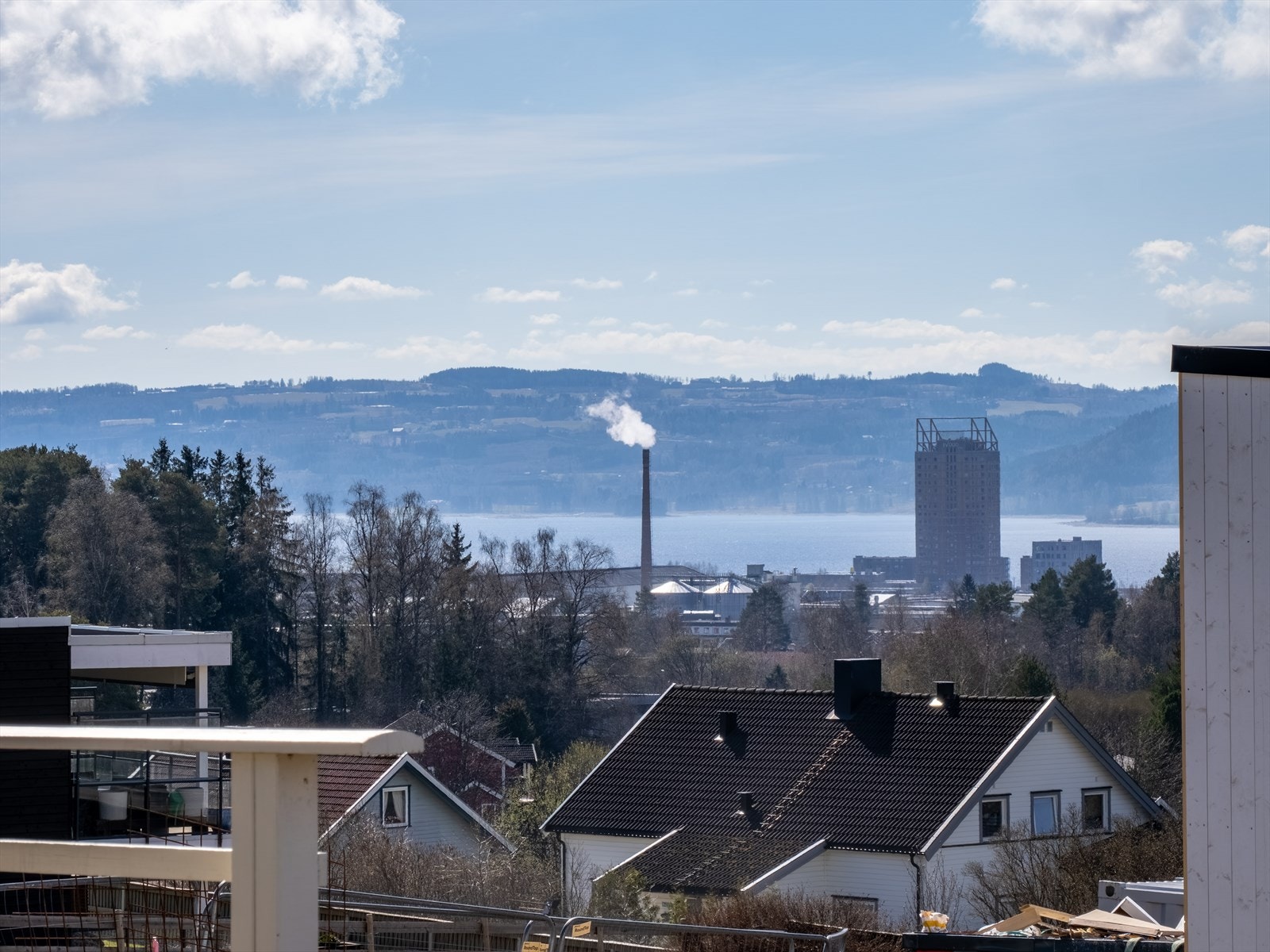 Fin utsikt mot Brumunddal og Mjøsa. Galleribilde