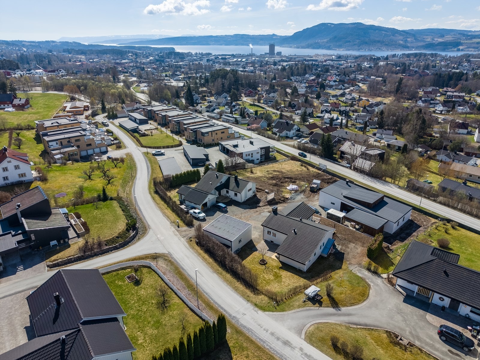På varme sommerdager passer det perfekt å ta en tur ned til Mjøsa, som ligger ca. 3 km unna. Her finner du mange fine bademuligheter, samt lekeplass, volleyballbaner, skatepark og basketballbaner. Galleribilde