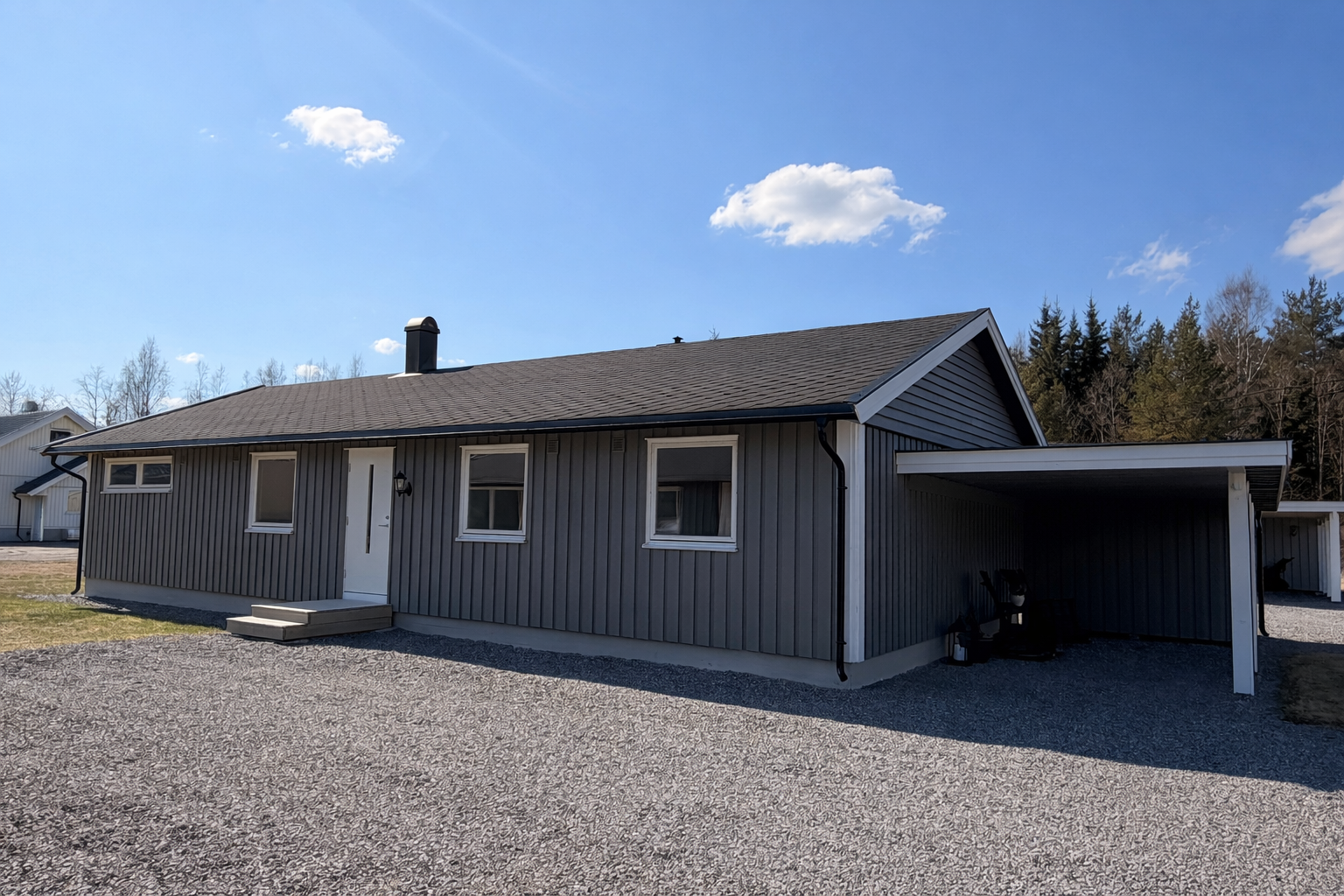 Carport med romslig bod i bakkant og mulighet for El-billader. Galleribilde