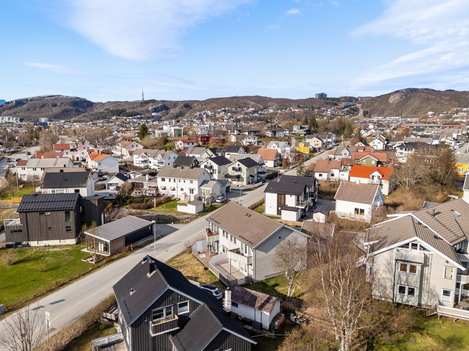 Barnehager og skoler av god kvalitet ligger innen gang- og sykkelavstand til boligen. Galleribilde