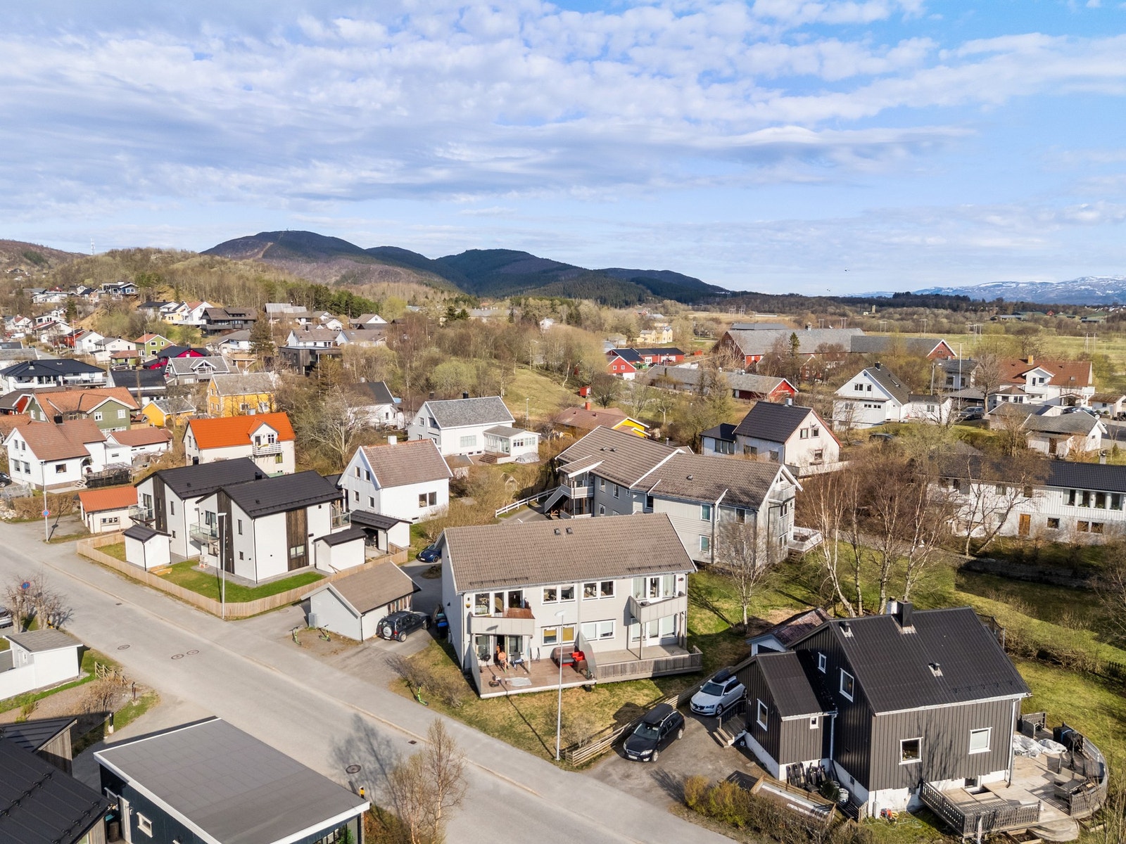 Boligen ligger i et etablert og familievennlig nabolag i Rønvik. Her bor du med kort vei til det meste. Galleribilde